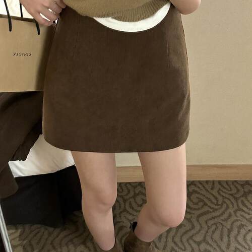 咖啡色灯芯绒气质防走光短裙子