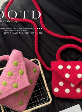 红色羊毛毡翻盖波点斜挎包尼泊尔手工小方包手提包节日氛围感单肩