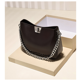 GXFMOD小众设计牛皮水桶包女2025早秋新款大容量通勤单肩斜挎包