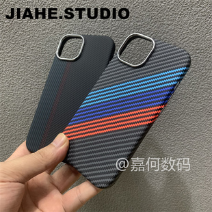 彩色条纹碳纤维纹理PC材质适用iPhone16proMax手机壳磁吸苹果14proMax硬壳15proMax浮雕13proMax保护壳12轻奢