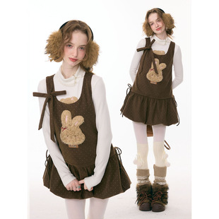 深棕毛绒兜兜下摆背心连衣裙女 波点复古情书 ziziFei 焦糖兔