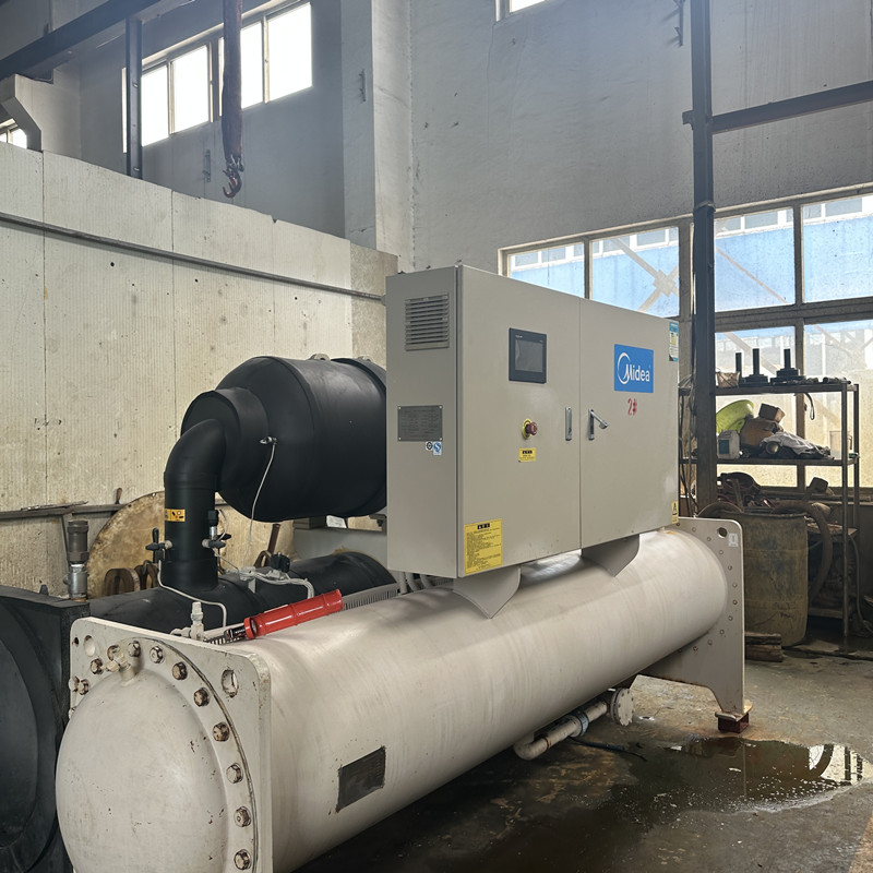 美的满液式冷水机组890KW9成新