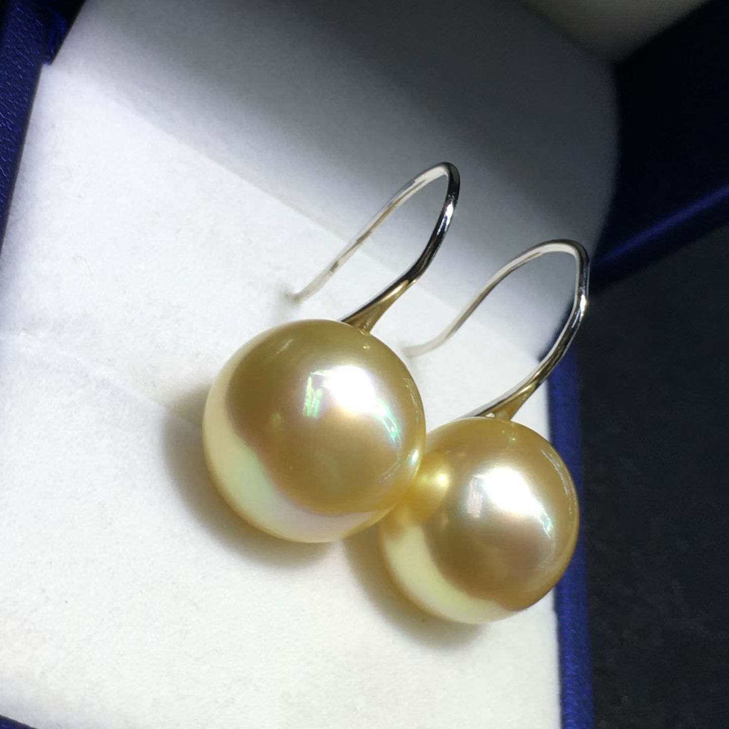 15.0/15.1南洋金珠耳钩，镜面强珠光炫彩饱满圆形，极微瑕银镶嵌