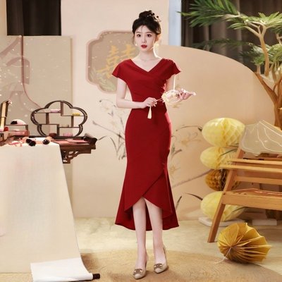 酒红色法式鱼尾新娘敬酒服高级感