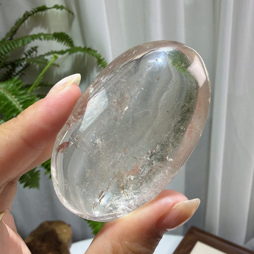 天然透体带彩白水晶能量手握石：66*41*26mm，重：102.4g，242号
