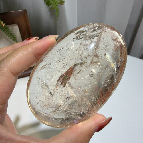 香槟色天然透体阿塞爆彩手握石91*61*35mm，重：279.8g，439号