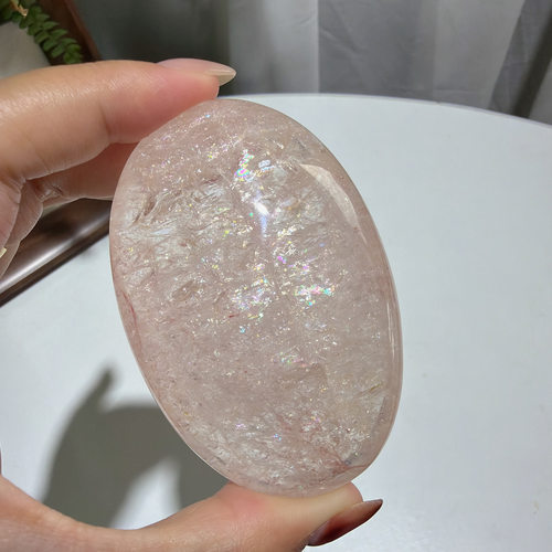 天然透粉阿塞爆彩手握石摆件尺寸75*50*29mm，重：156.4g，400号