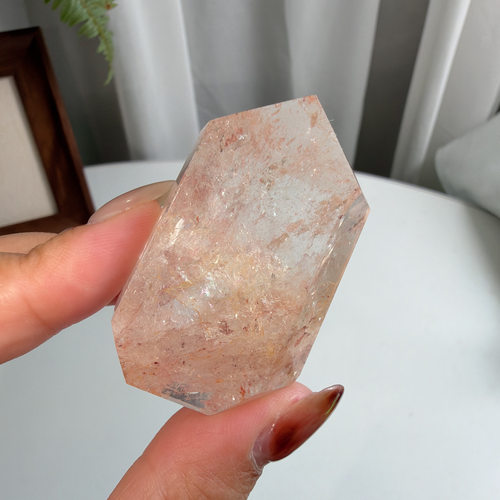 天然透粉阿塞彩虹六棱柱摆件尺寸51*32*17mm，重：47g，459号
