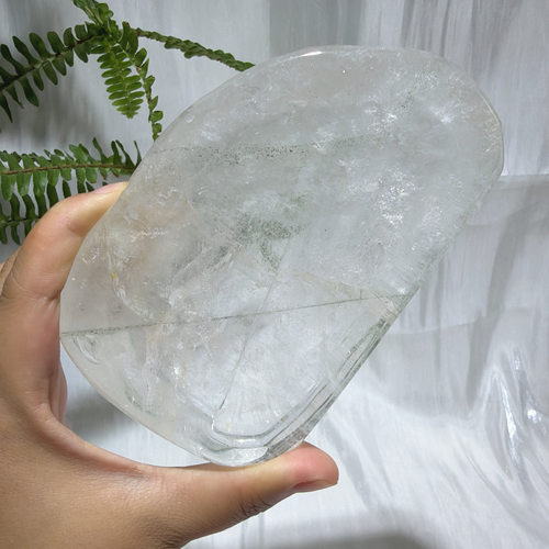 幽灵共生天然透体白水晶盘摆件尺寸：136*87*23mm,重：470g，42号