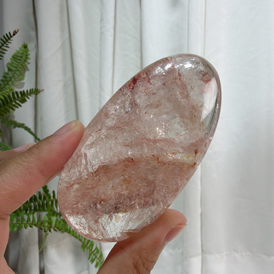 天然透粉阿塞彩虹手握石摆件尺寸87*45*29mm，重：164.5g，197号