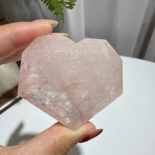 天然透粉阿塞彩虹刻面爱心摆件60*54*28mm，重：144.3g，397号