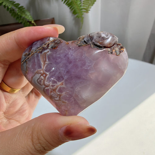 天然紫晶玛瑙爱心摆件尺寸：58*46*19mm，重：60g，107号