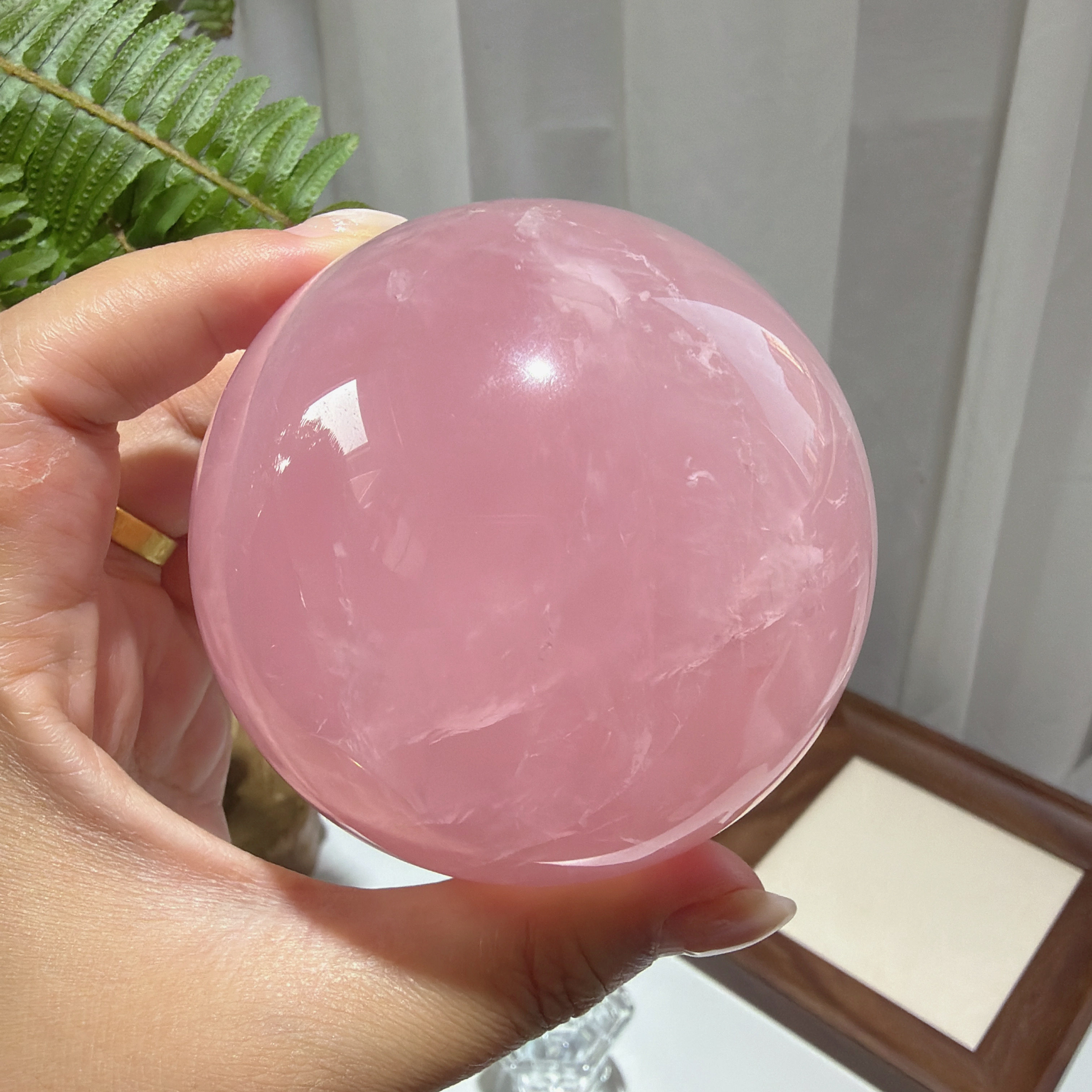 天然粉晶球星光马粉球颜色粉润摆件直径7.53cm，重590g，107号