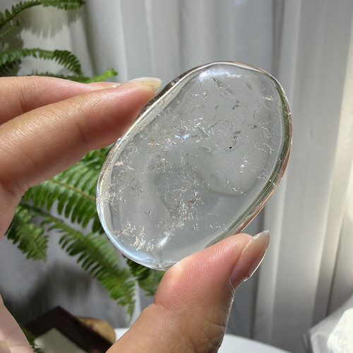 （微瑕）天然透体带彩白水晶手握石59*40*16mm，重61.6g，257号