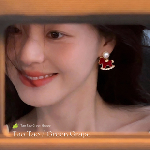 新年红色丝绒小马珍珠耳环女2026新款独特耳钉本命年气质耳夹耳饰