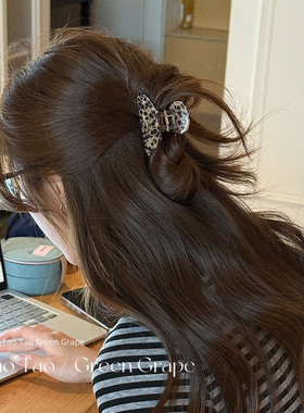 气质豹纹醋酸抓夹女高级感2026新款中号后脑勺半扎发鲨鱼夹子头饰