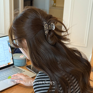 气质豹纹醋酸抓夹女高级感2025新款 中号后脑勺半扎发鲨鱼夹子头饰