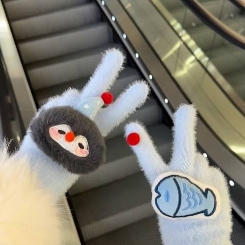 可爱企鹅小鱼毛茸茸手套女冬季保暖防寒防风骑行学生全包