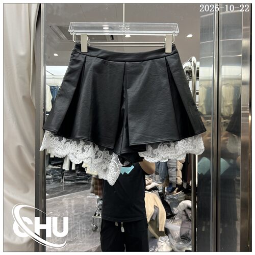 欧洲站2026冬季新款蕾丝拼接PU百褶皮裙裤女设计感短裙裤21159