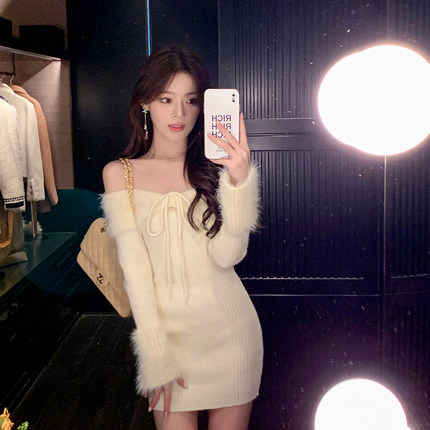 ByYou 冬季新款杏色长貂毛拼接螺纹针织连衣裙一字肩收腰显瘦短裙