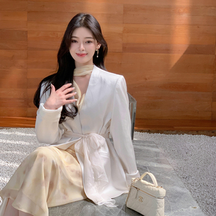 宽松休闲西服 外套女高级感收腰修身 ByYou早春新款 白色v领缎面西装