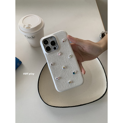 DT play 白色贝壳皮质褶皱纹理不规则小闪钻韩国ins博主小众适用于iphone17promax/16/15苹果14手机壳保护套