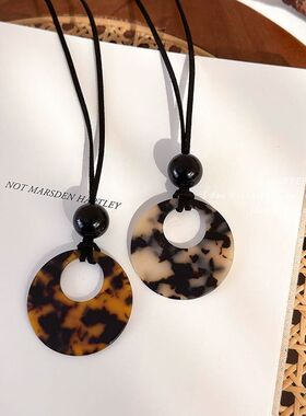 韩系玳瑁色吊坠项链豹纹长款配饰女2026新款秋季高级感毛衣链百搭