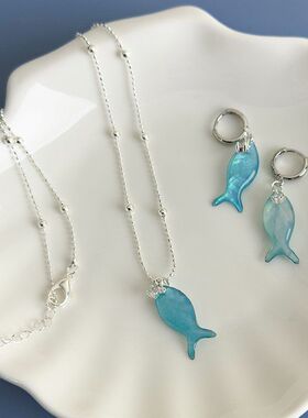 度假风蓝色炫彩小鱼耳扣夏日海边氛围甜美可爱小众设计清冷感配饰