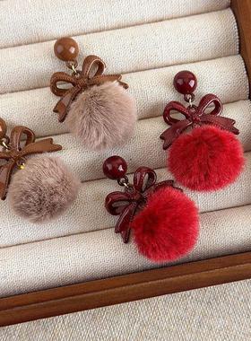 复古咖色红色蝴蝶结毛球耳环女气质小众款2025秋冬新款耳钉耳饰