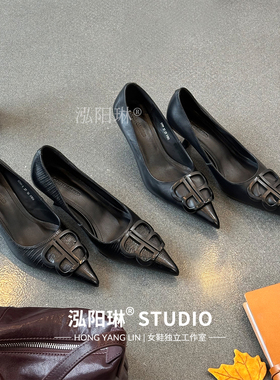 泓阳琳～黑色尖头细跟高跟鞋女2026春季新款双B家金属扣浅口单鞋