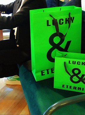 大牌时髦&创意礼品袋纸袋英文荧光绿色服装店包装袋印LOGO摆拍道