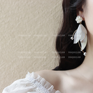 YOUJUclub-漫花甜茶 浪漫白色亚克力花朵夸张仙女气花瓣耳夹耳夹