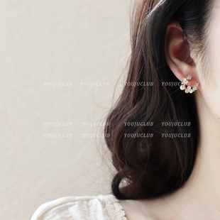 YOUJUclub-白色花环 珍珠花朵耳钉镶钻仙气甜美蚊香盘耳夹高级感