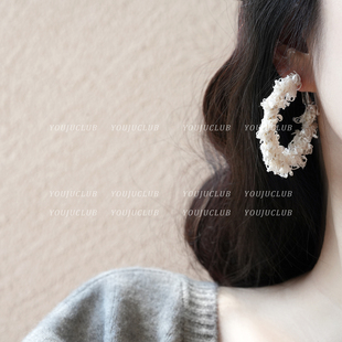 YOUJUclub-人见人夸~碎花缠绕耳圈圆形白色毛线夸张秋冬耳环耳夹