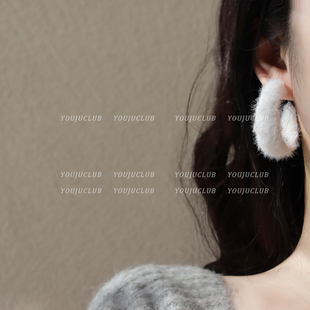 邮橘-冰岛浮光～白色毛线毛绒冬季C型圈耳环水貂毛百搭蚊香盘耳夹