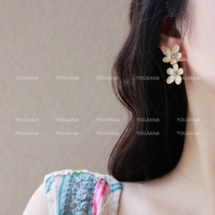 YOUJUclub-风传花信~两戴森系浪漫山茶花小众米黄色贝壳花朵耳环