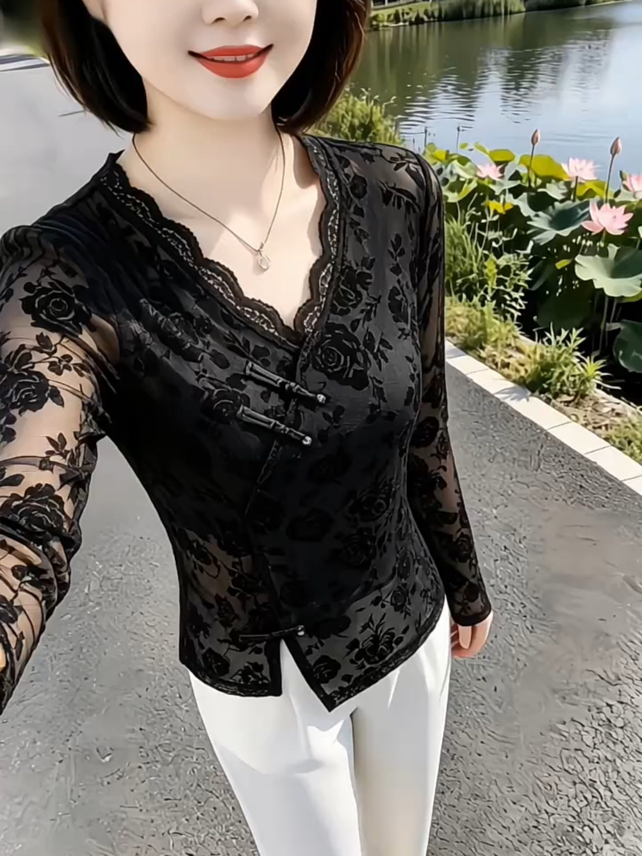 2026秋季新款长袖蕾丝打底衫女黑色V领妈妈上衣宽松雪纺漂亮小衫
