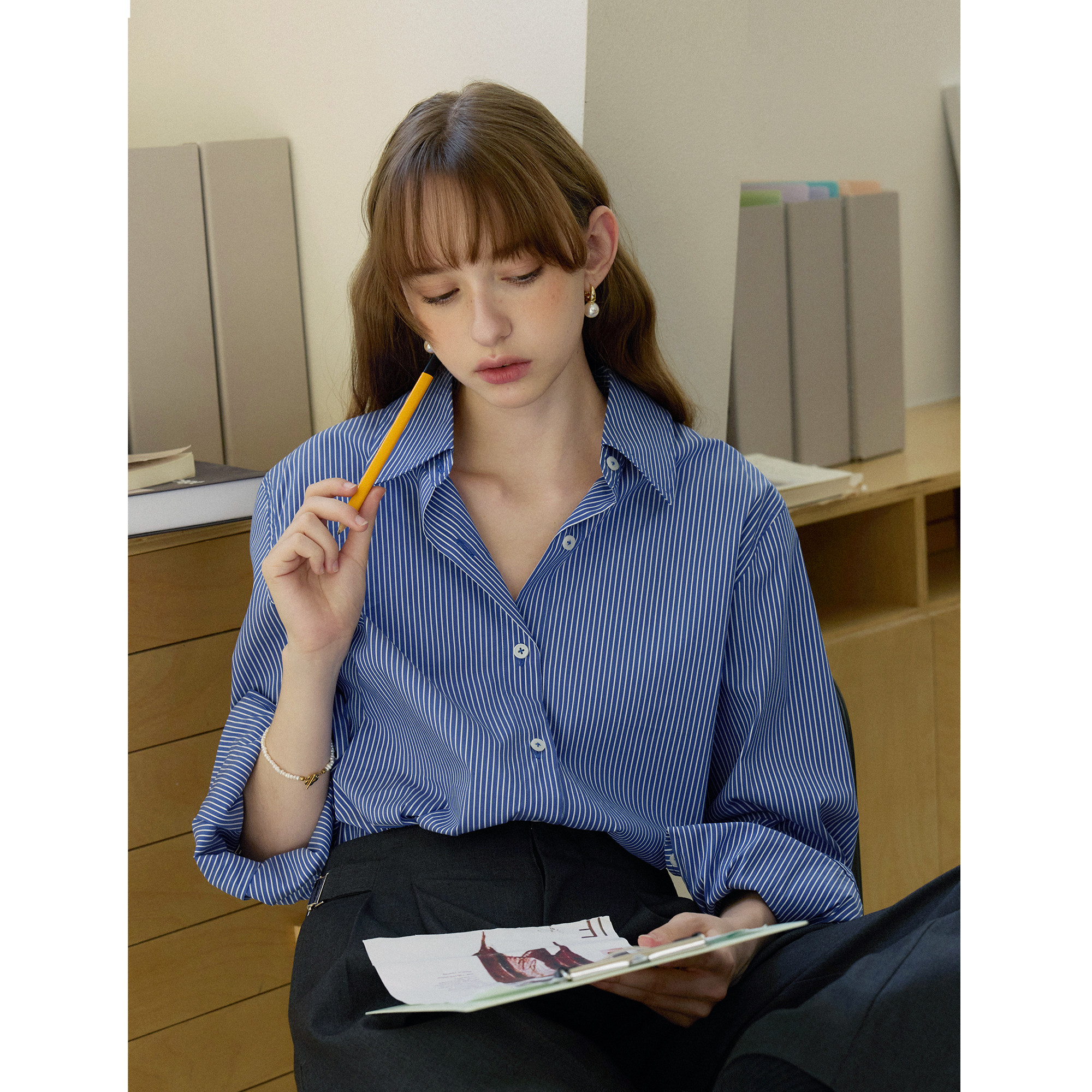 蓝色条纹翻领设计感正肩长袖宽松衬衫女秋款通勤百搭衬衣休闲上衣