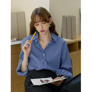 蓝色条纹翻领设计感正肩长袖宽松衬衫女秋款通勤百搭衬衣休闲上衣