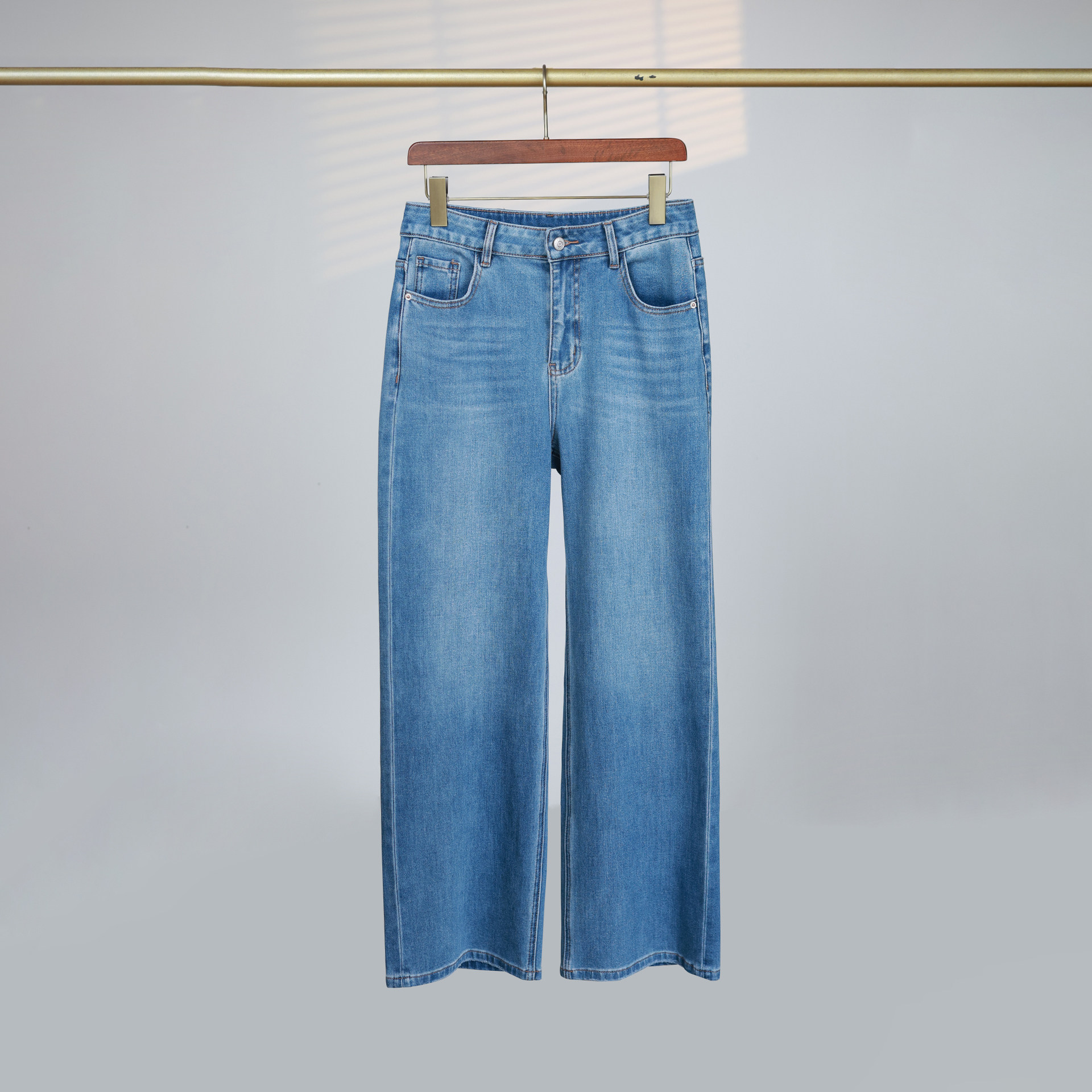 26 早春 减龄洋气浅蓝色 后袋红色绣小马 百搭牛仔阔腿裤,女装/女士精品,牛仔裤,淘宝优惠券,粉丝福利购,淘宝优惠卷