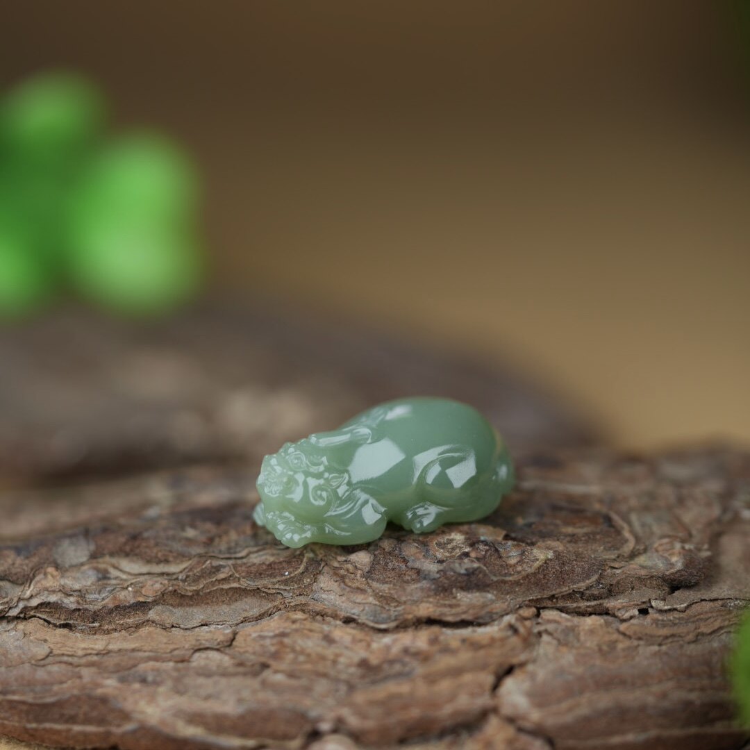 貔貅吊坠男款玉坠碧玉粉青挂件吊坠皮休瑞兽玉石挂件