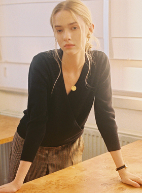 Into Fiction 纯羊毛法式心机交叠V领显瘦黑色针织衫七分袖毛衣