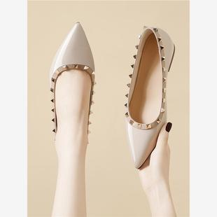 气质尖头单鞋 春秋夏季 品牌法式 女2025新款 平跟铆钉软底瓢鞋 工作鞋