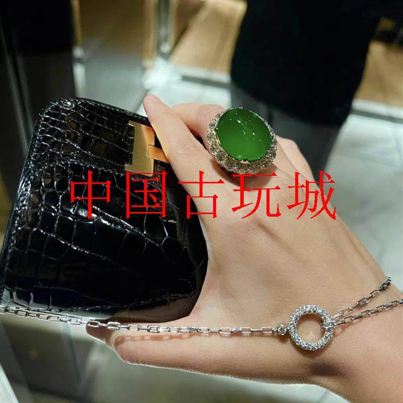 缅甸老坑翡翠色高冰种满阳绿戒指金镶嵌帝王绿鸽子蛋面玉戒吊坠处