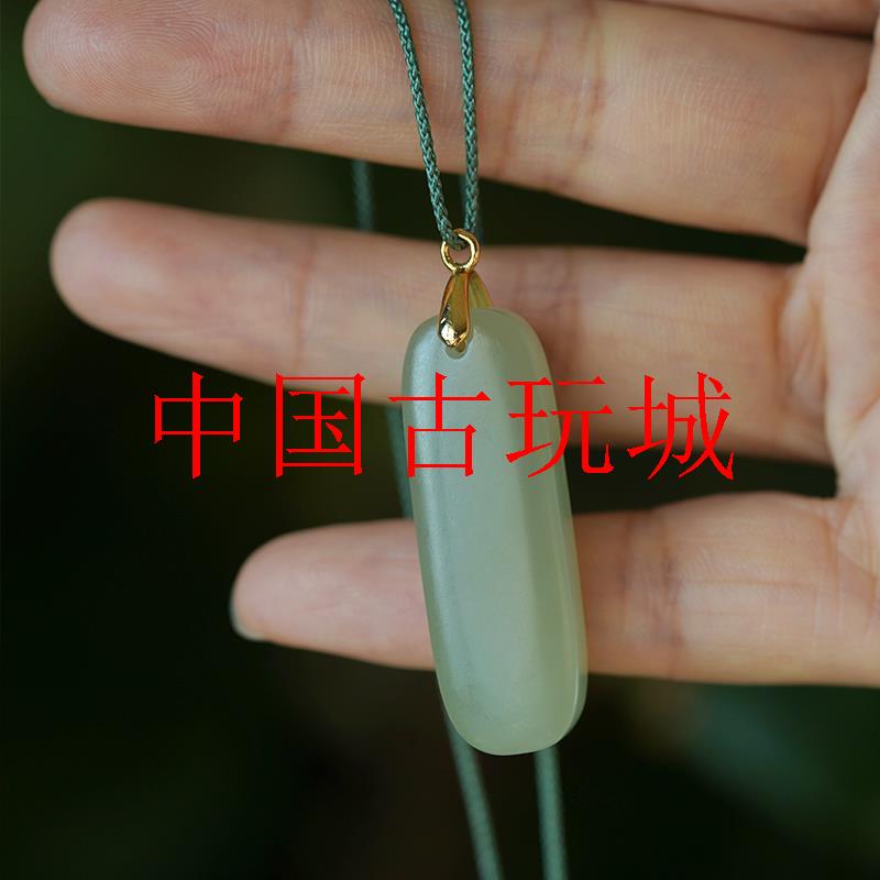 羊脂玉青海料小绿条青玉素牌挂件
