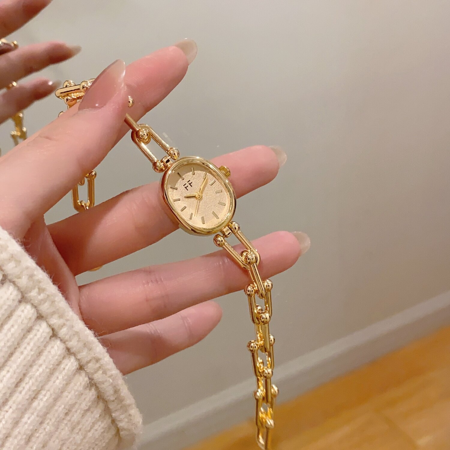 椭圆形金色小别针手链式手表女款