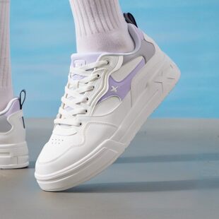 特步女鞋软底轻便小白鞋2026冬季新款初中生休闲鞋厚底百搭板鞋女