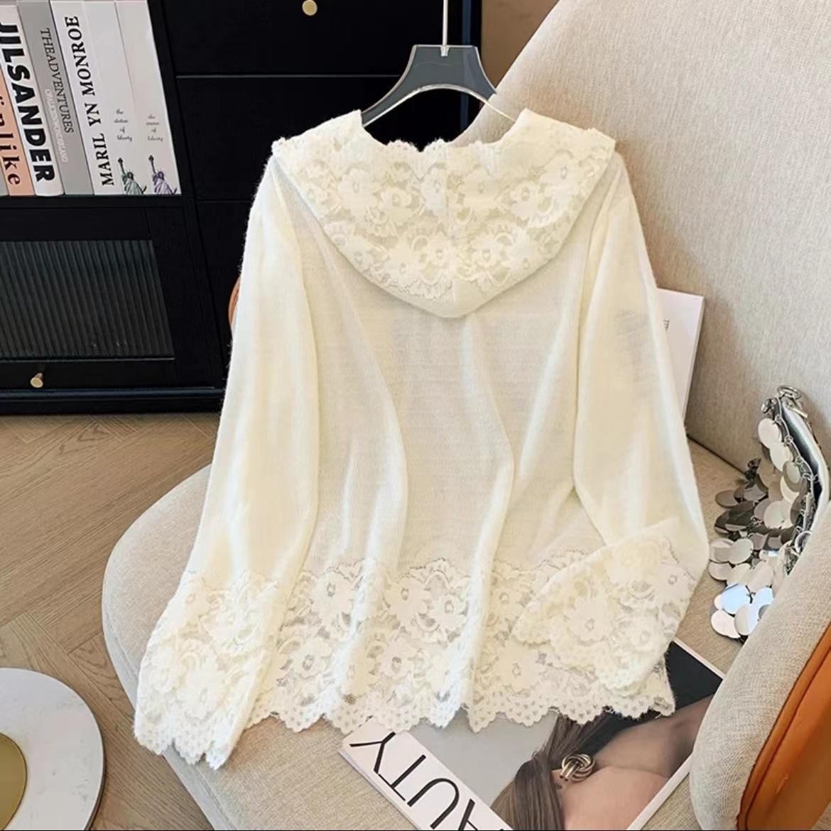 大码连帽蕾丝边拼接针织衫女胖mm秋冬内搭白色高级感钩花修身上衣