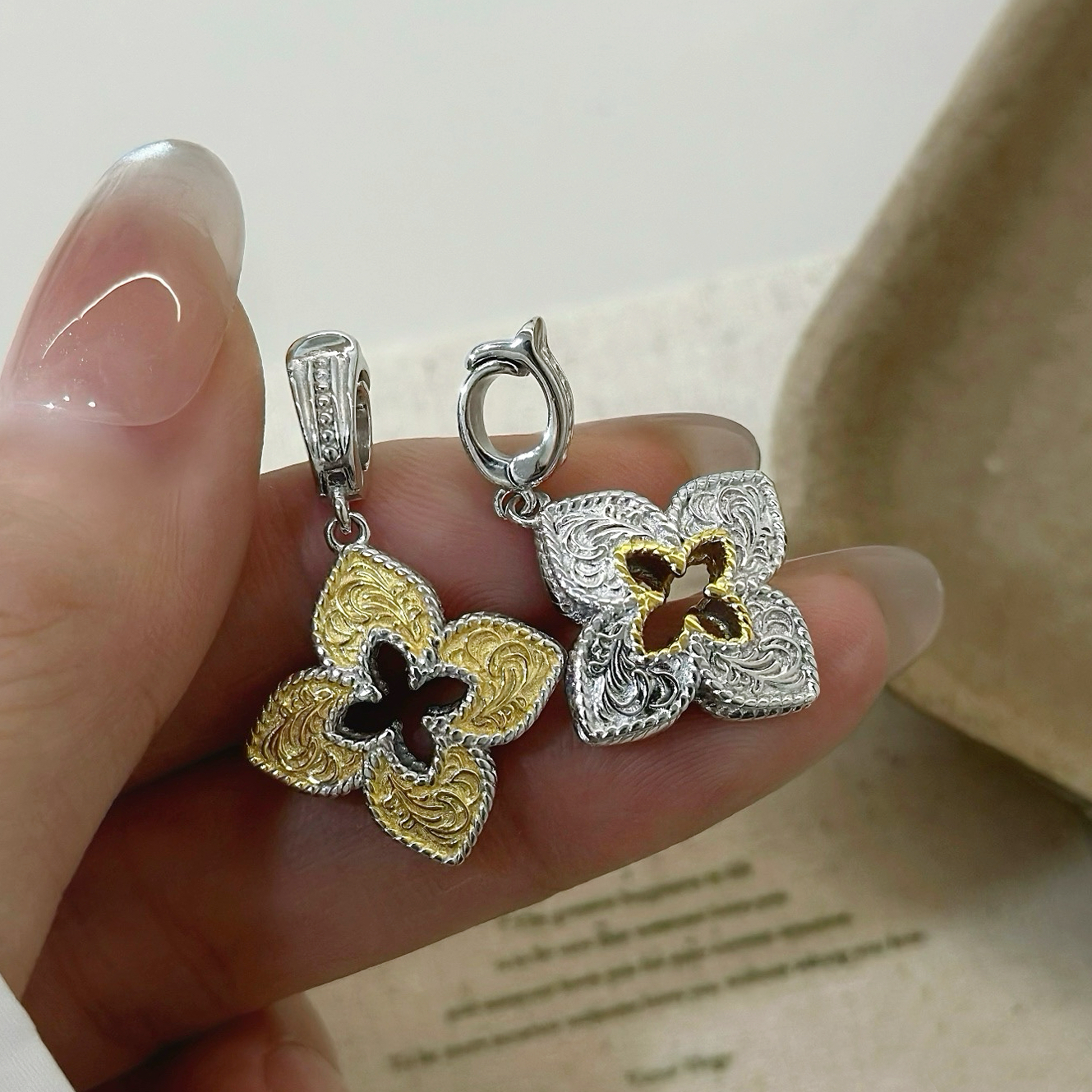 S925纯银唐草纹撞色四叶草吊坠小众设计男女款百搭挂潮简约时尚潮