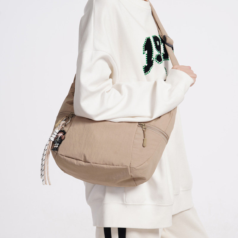 新款轻便百搭大容量可爱挂饰休闲运动饺子包日常通勤单肩斜挎包